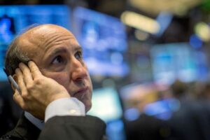 Fondos de Cobertura Apuestan Contra las Materias Primas Mientras el Dólar Index Retrocede